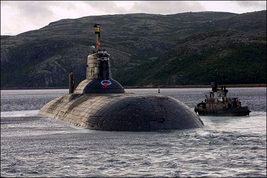 俄罗斯台风级潜艇图片