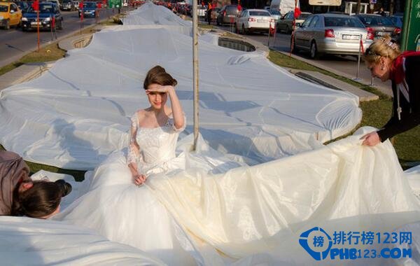 世界最长的婚纱 17岁嫩模穿三千米婚纱